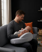 Stillkissen mit ergonomischer Form – entlastet Arme und Schultern beim Füttern – Produktbild 2