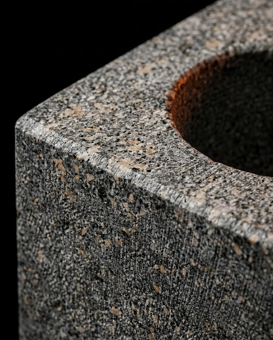 Aufbewahrung für ätherische Öle aus Granit – skulpturaler Halter für Sauna und Spa – Produktbild 4