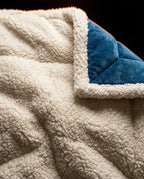Kuscheldecke aus Lammfleece – wärmende Winterdecke zum Wenden für Bett und Sofa – Produktbild 5