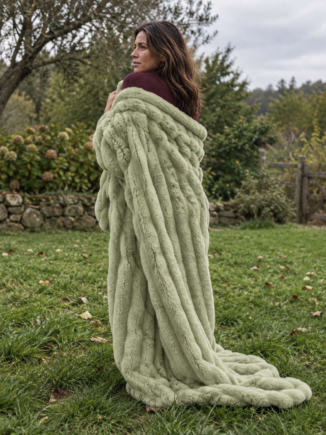 Plaid Nuage Vert sauge — porté sur les épaules