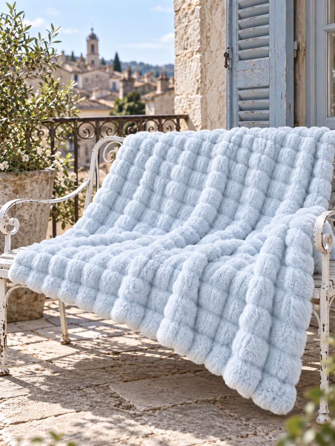 Plaid Nuage Bleu ciel — posé dans un décor de vie