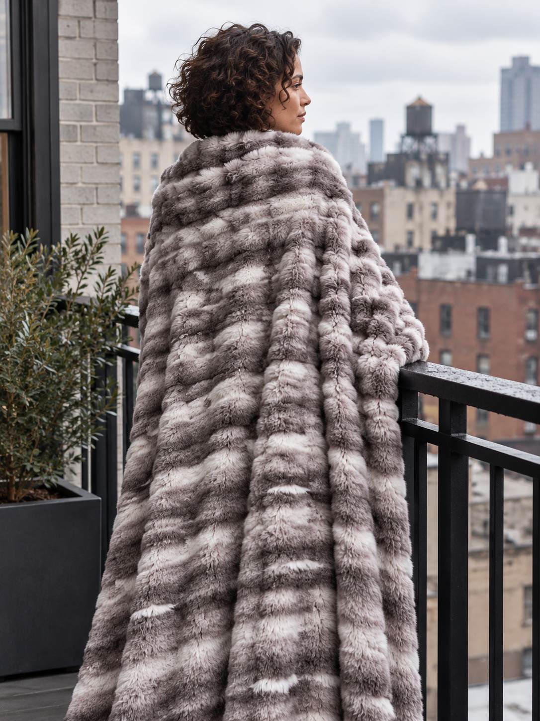 Plaid Nuage Gris nuancé — porté sur les épaules