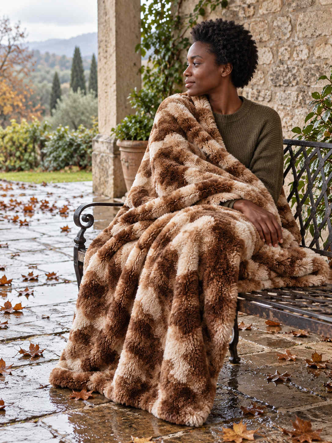 Plaid Nuage Brun marbré — porté sur les épaules